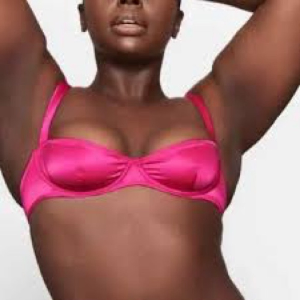 NWT - SKIMS Hot Pink Bra